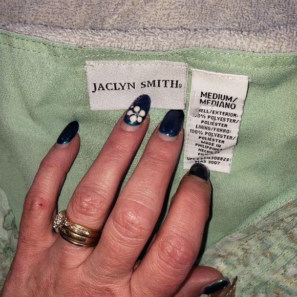 Beautiful top - Picture 2 of 4